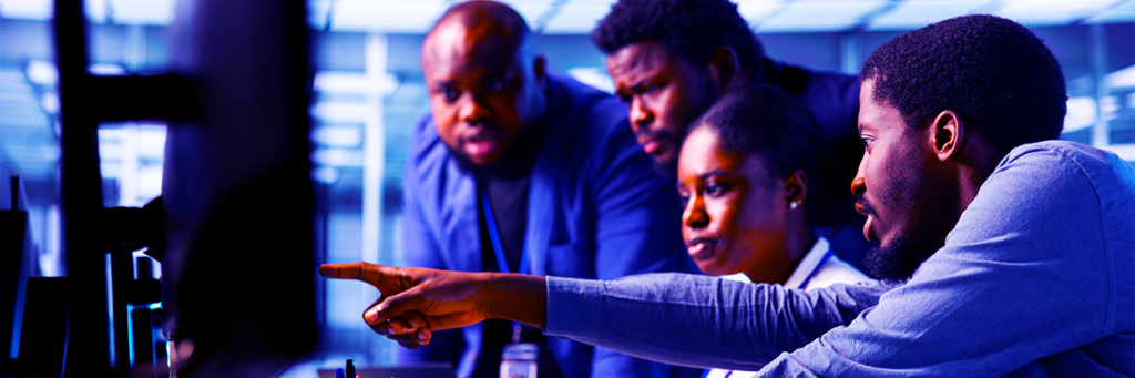 Equipe de tecnologia analisando sistemas e dados em ambiente corporativo